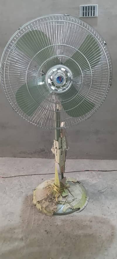 Pedistal Fan For Sale In Lush Condition
