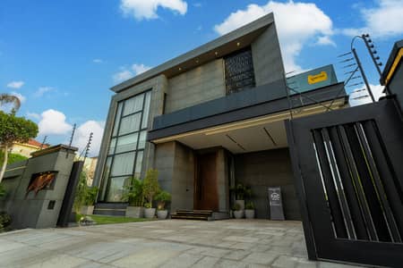 Exquisite 1-Kanal Fully Furnished Modern Residence in Prime Location