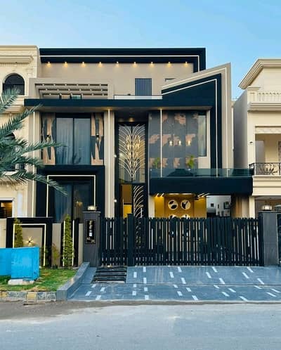 Prime Location 10 Marla House For sale In Rs. 52500000 Only