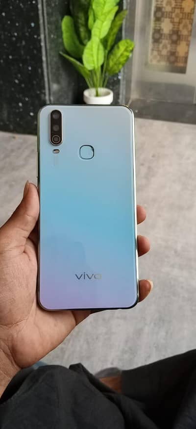 vivo y 17 8GB/256GB  ha battery bhot achi ha