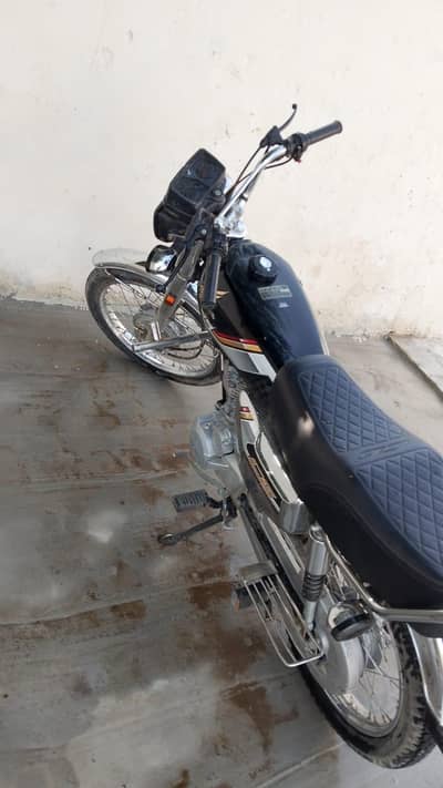 cg 125 self start 4 sell black colour