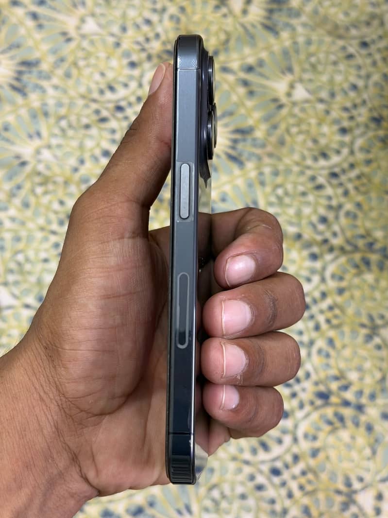 Apple iPhone 15 Pro 4