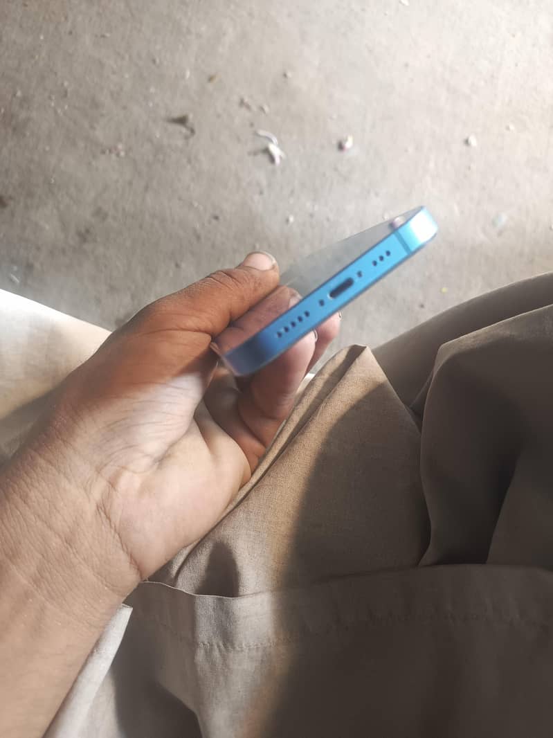 iPhone 13 4