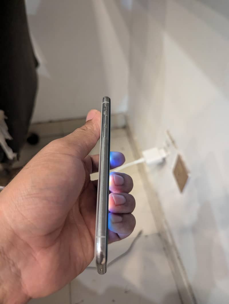 Apple iPhone X 4