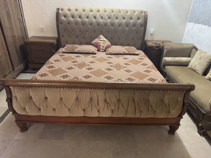 King size bed 0
