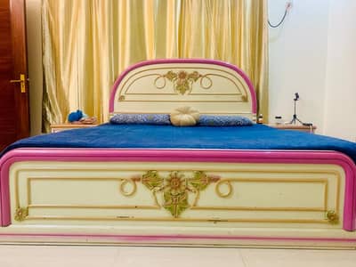Bed set with dressing table and side drawers
