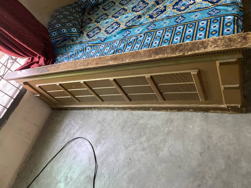 King size bed 0
