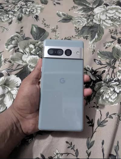 Google pixel 7 pro Gold colour 10/10