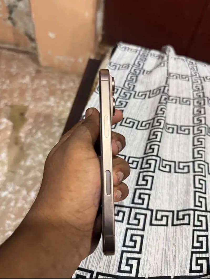 Iphone 16 Pro Max. 4
