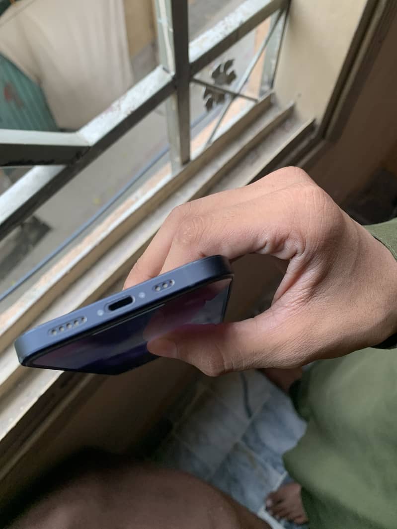 iPhone 12 4