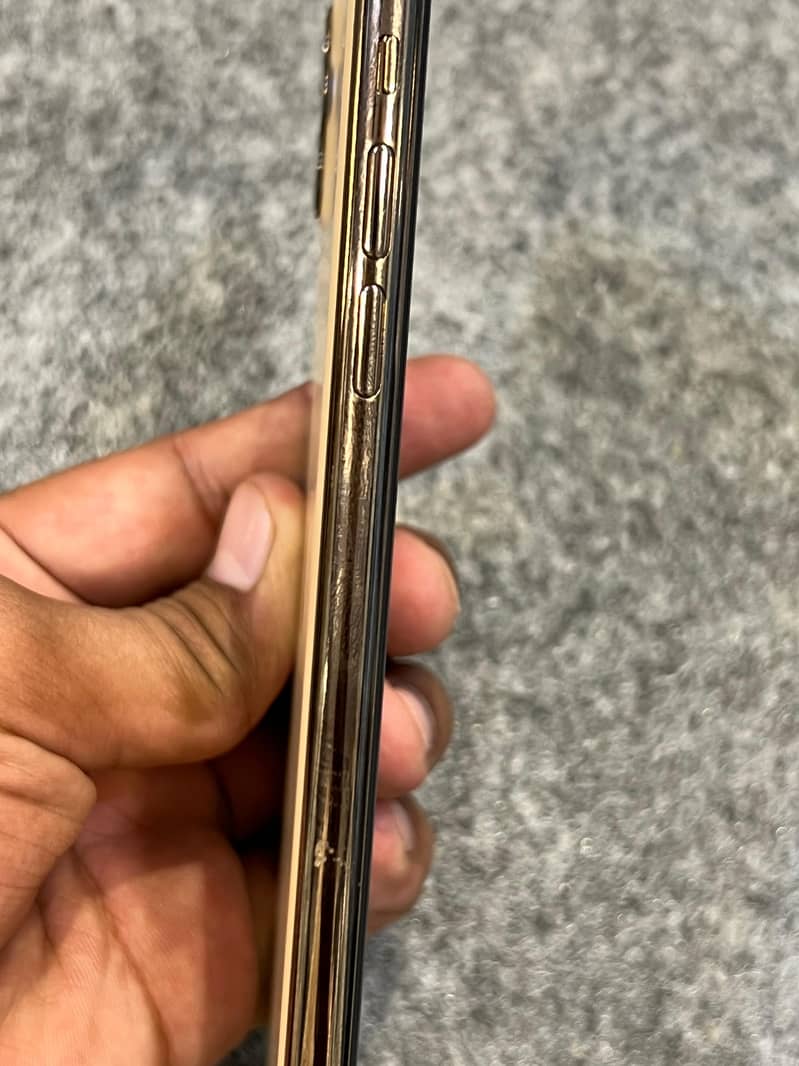 Apple iPhone 11 Pro Max 4