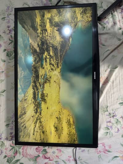 Original Samsung 32-inch LED TV (Mint Condition) + Full Accessories