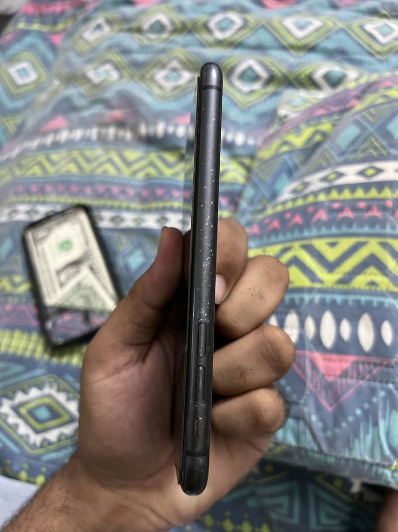 Apple iPhone 11 4