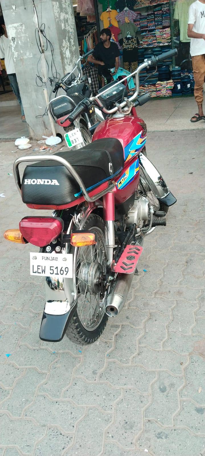 Dhoom CD 70 1