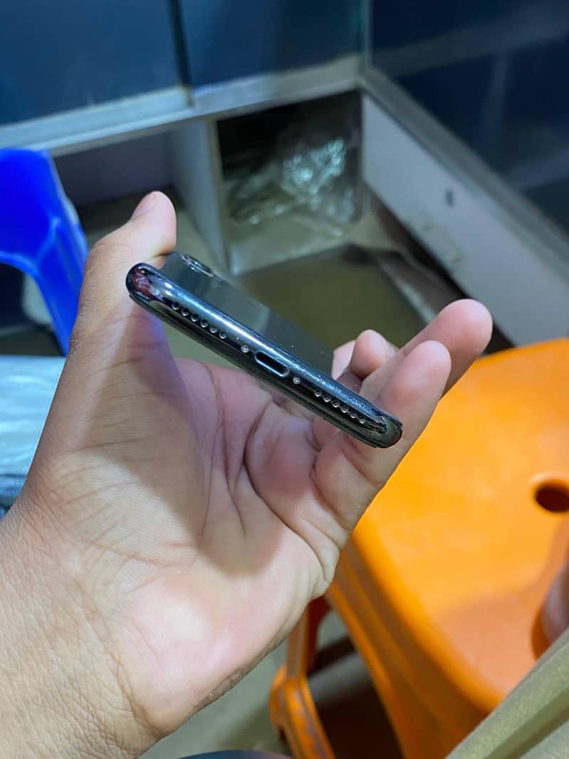 Apple iPhone X 4