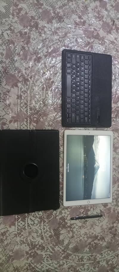 Apple iPad Pro 1st Gen 12.9 Cellular 128GB with Accessories