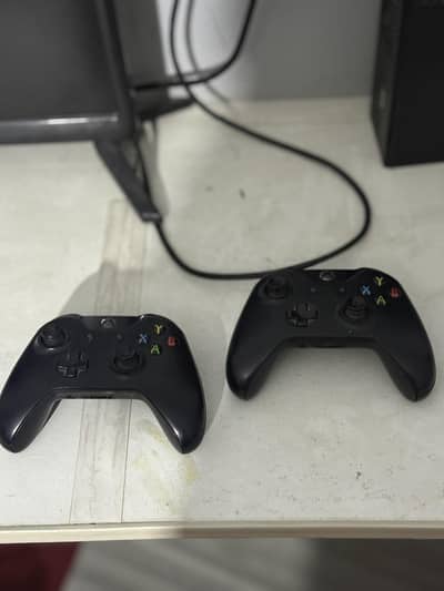 Xbox One 1TB with 2 original Controllers 10/10 condition