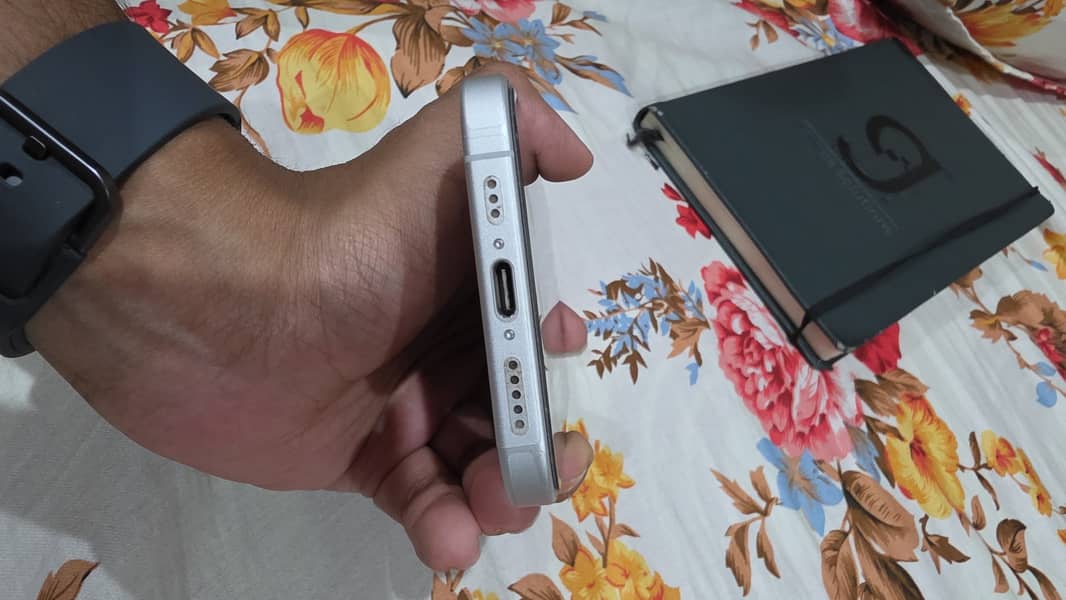Apple iPhone 16 0