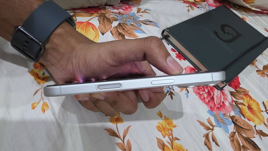 Apple iPhone 16 2