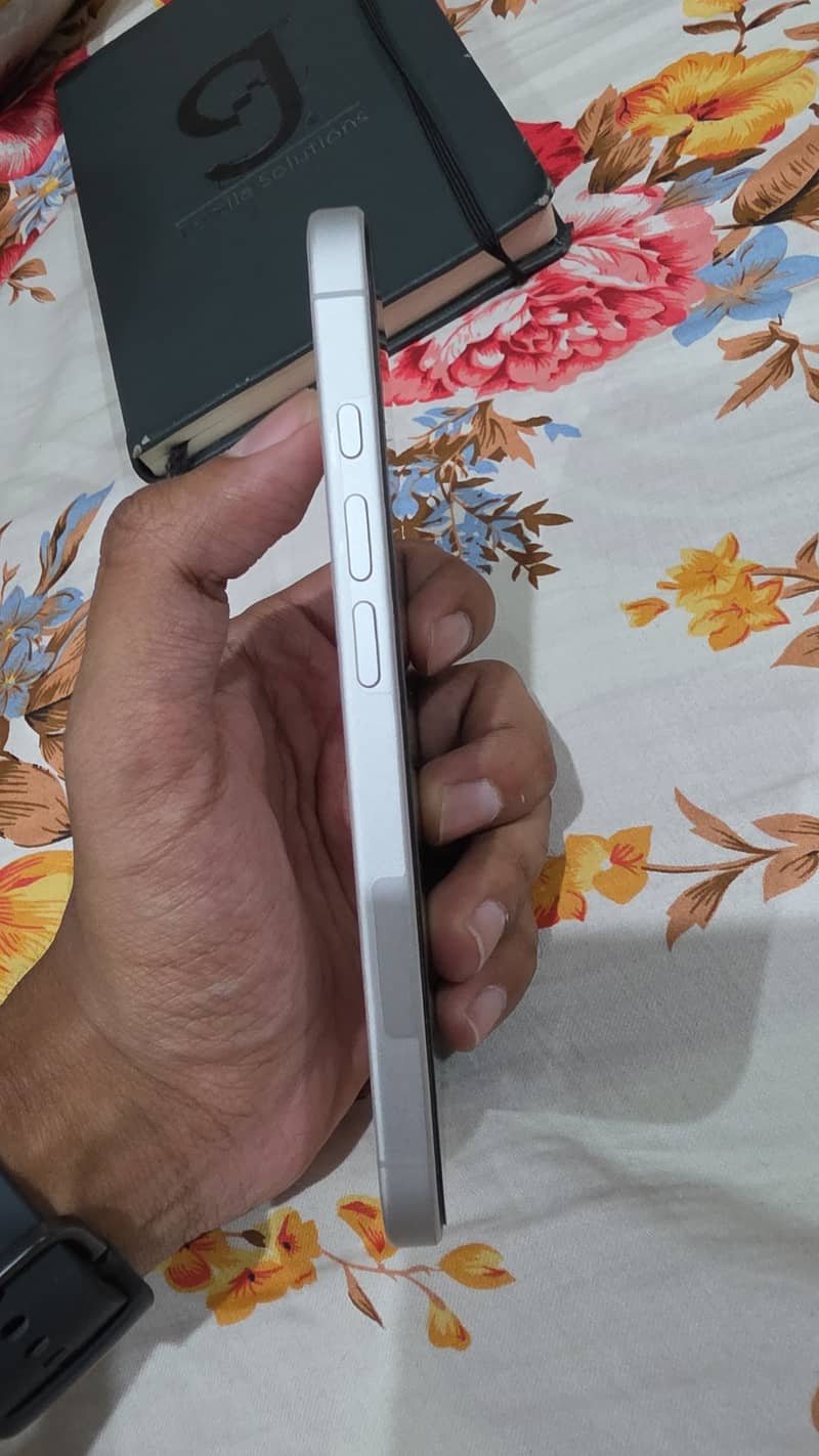 Apple iPhone 16 3