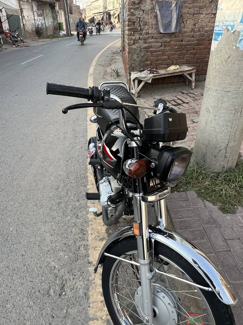 Honda 125 2023 end November black 0