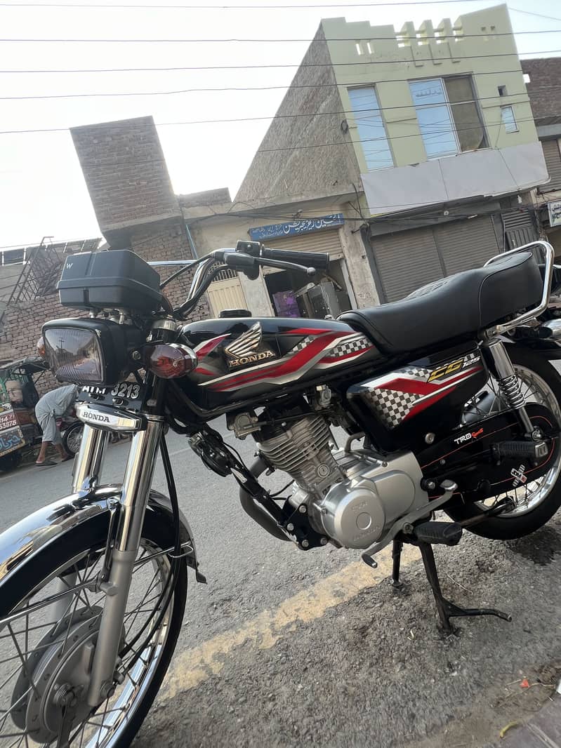 Honda 125 2023 end November black 2