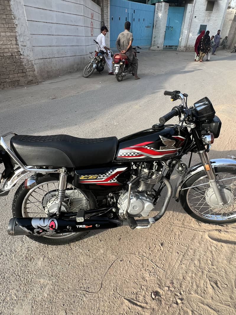 Honda 125 2023 end November black 3