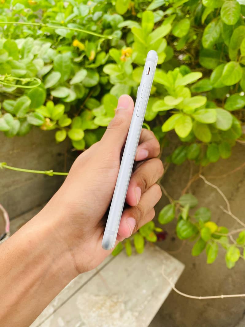 Apple iPhone 7 3