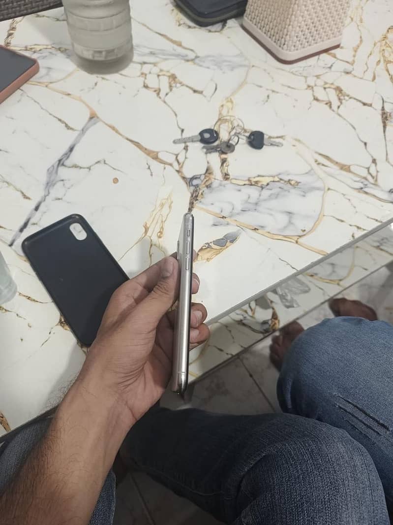 Apple iPhone X 4