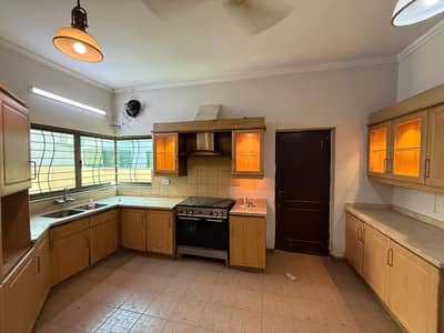 1 KANAL 5 BEDROOM HOUSE AVAILABLE FOR RENT WITH 10 KVA SOLAR
