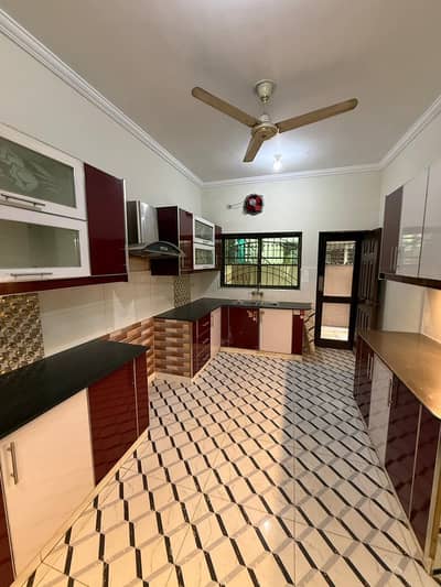 12 MARLA 4 BEDROOM HOUSE AVAILABLE FOR RENT FACING PARK