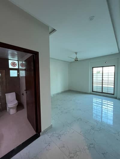 12 MARLA 4 BEDROOM APARTMENT AVAILABLE FOR RENT