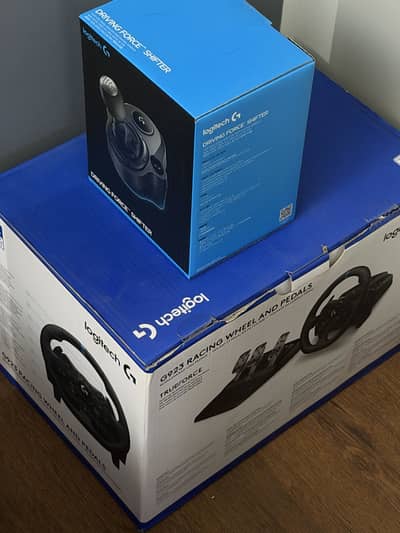 Logitech g923 racing steering wheel only 7 days used and stand wheel
