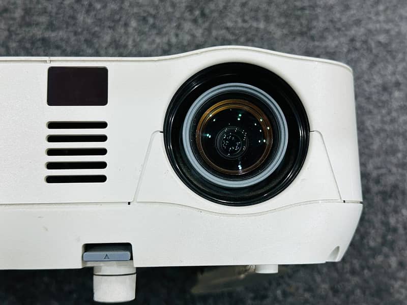 NEC Projector 3