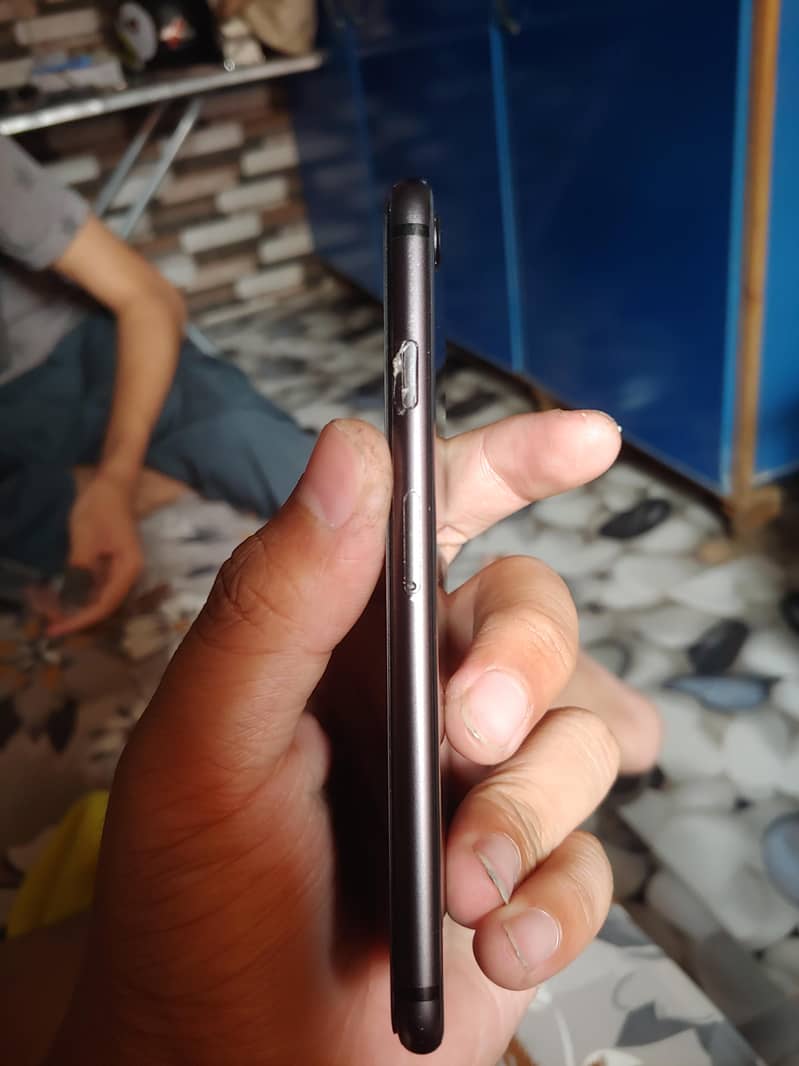 Apple iPhone 8 3