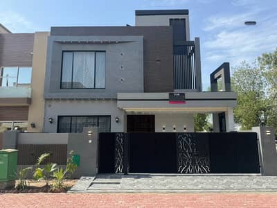 10 MARLA BEAUTIFUL HOUSE FOR SALE AT BAHRIA TOWN PRIME LOCATION