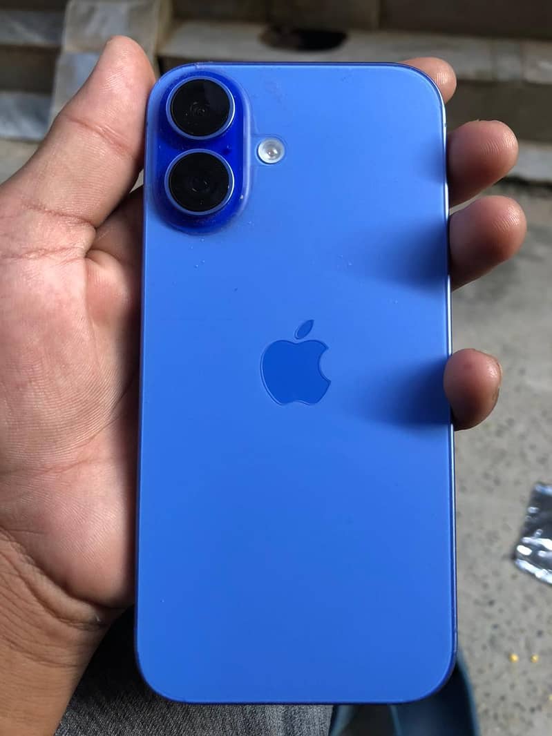 Apple iPhone 16 5