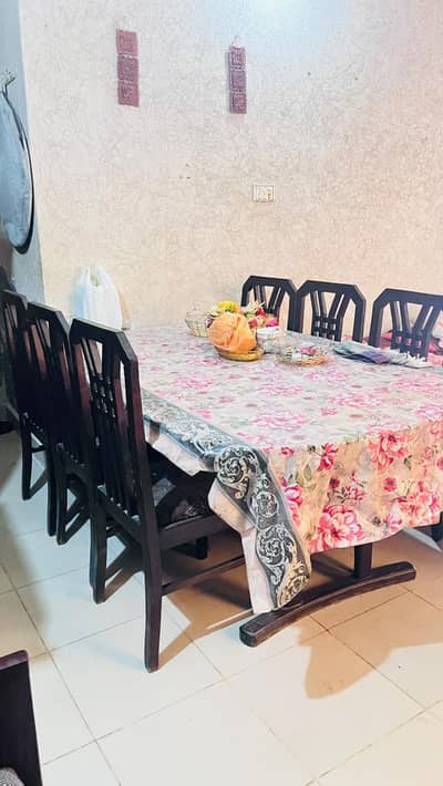 6 seater Dining Table Condition 10 by 8