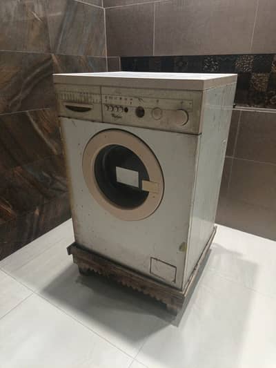 washing machine old but in working condition. Works very well