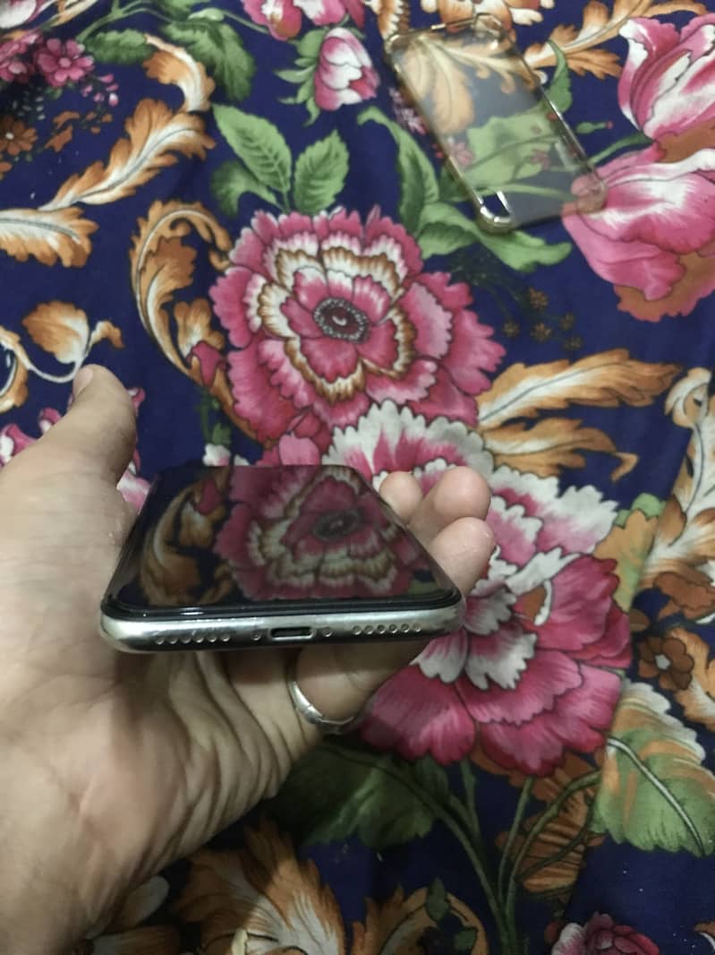 Apple iPhone X 4