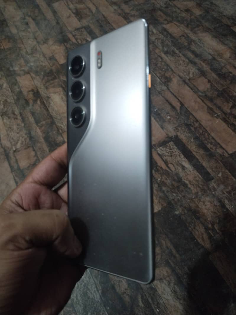 Tecno CAMON 40 Pro 4