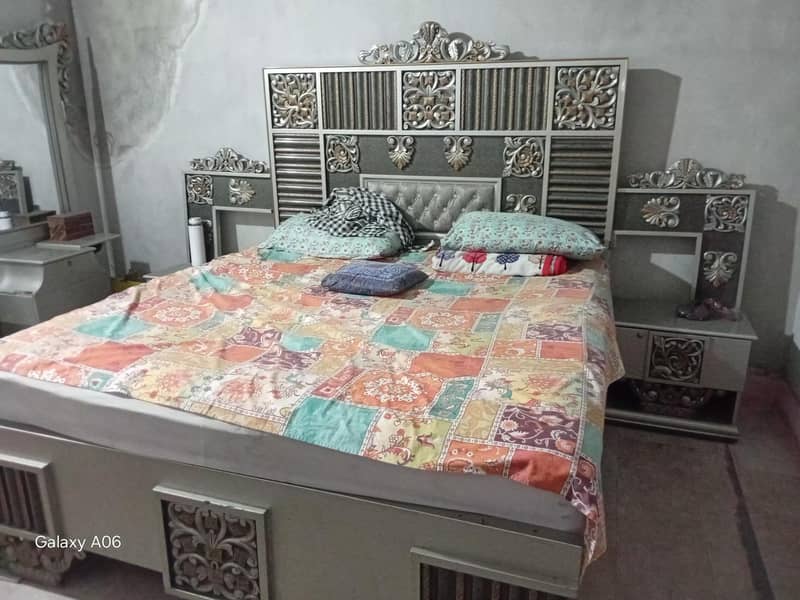 bed and dressing 0