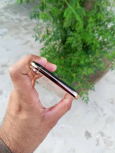 Iphone XS Gold Colour