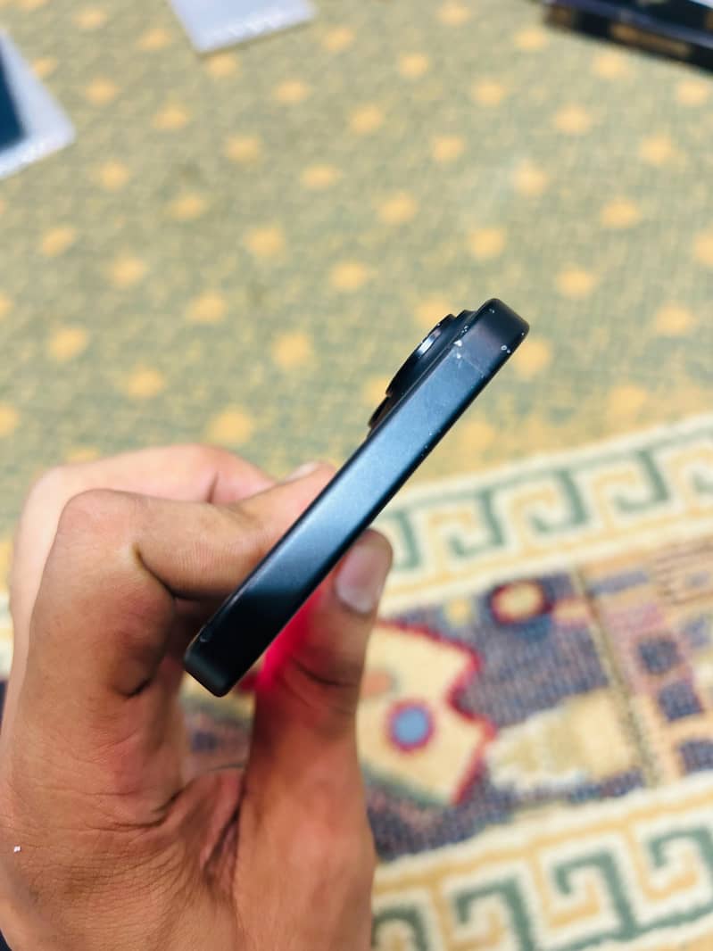 Apple iPhone 16 2