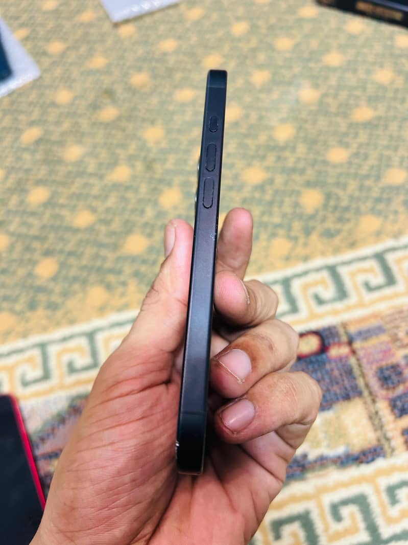 Apple iPhone 16 5