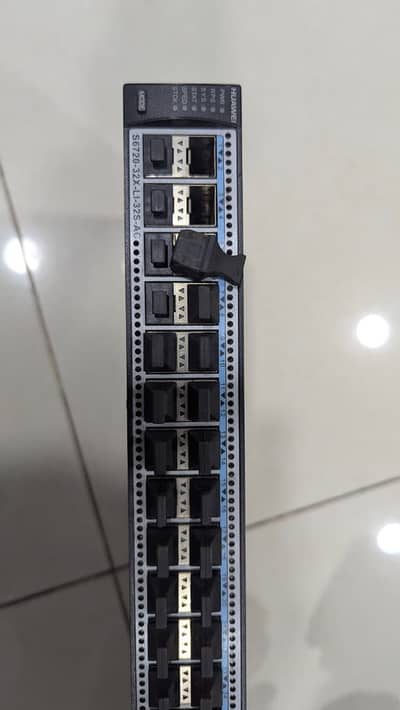 Huawei Switch 32x 10G SFP Ports