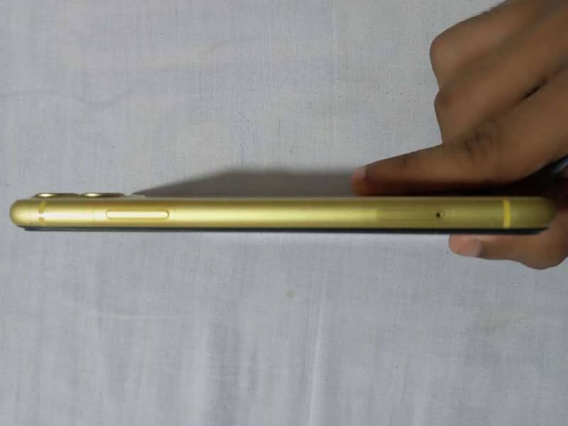 Apple iPhone 11 4