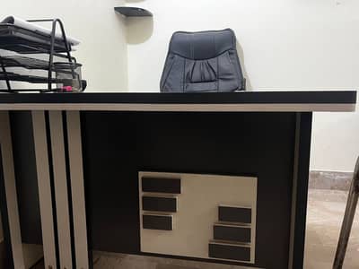1 Boss Chair and Table