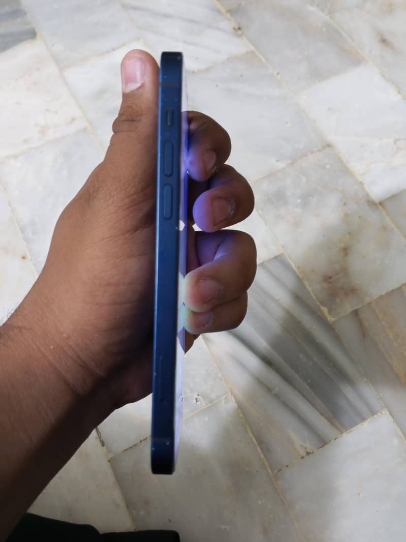 Apple iPhone 12 4