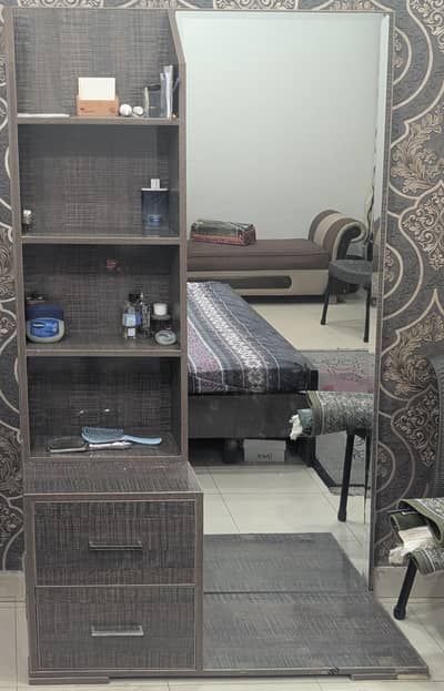 Dressing Table with compartment and drawers